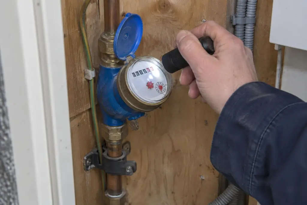 Lekdetectie Westervoort – watermeter in de meterkast controleren met een zaklamp